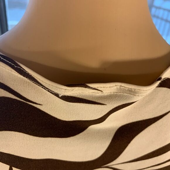 Coin V-neck Large Short Sleeve Animal Print Diamond Look Accessory Attached - Picture 8 of 11